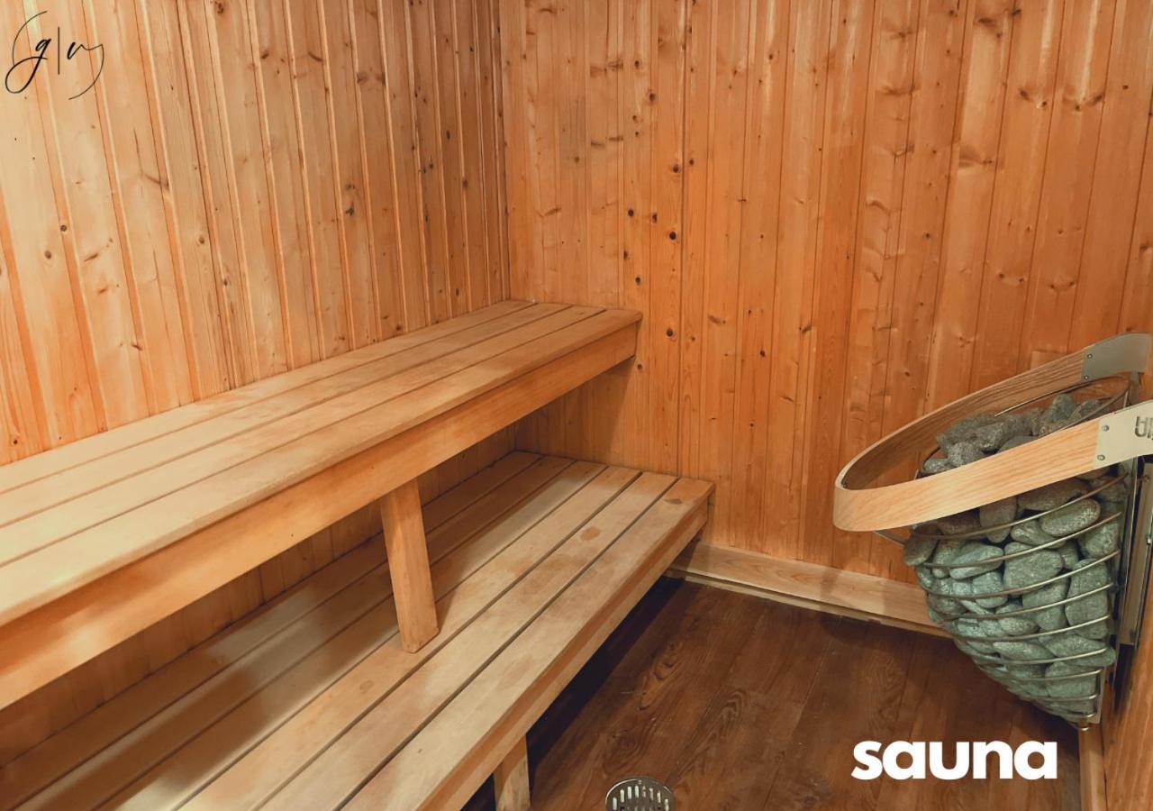 Luxury Villa- 3 Mins To Mohegan- Fully Stocked With Fireplace- Jacuzzi, Saltwater Pools, Sauna Norwich Zewnętrze zdjęcie